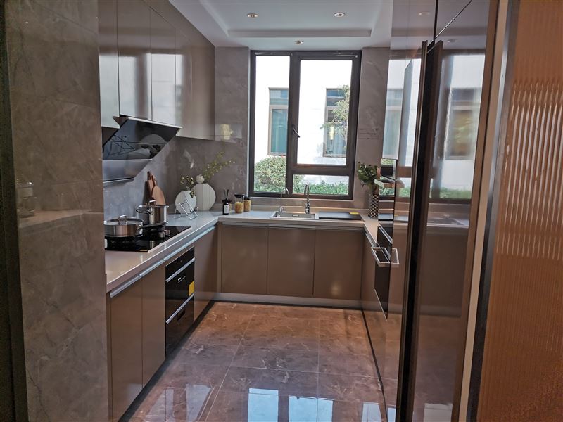 绿地御山台11层165平方大平层5层东户毛坯,配套海川小学初中学校,紧挨地铁8号线,5分钟融创茂